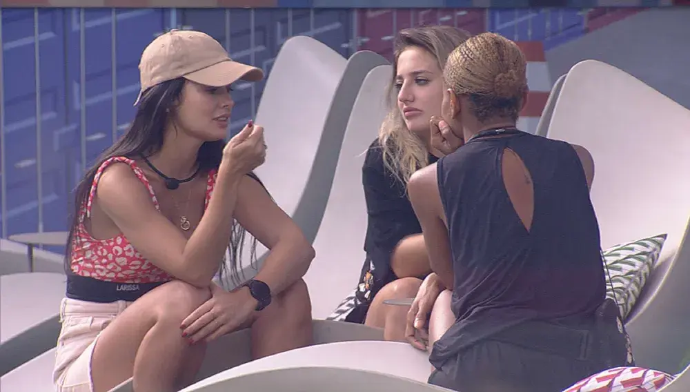 Larissa, Aline e Bruna sentadas no jardim do BBB 23