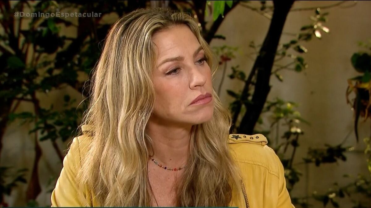 Luana Piovani olha atentamente para a repórter durante entrevista ao Domingo Espetacular, na Record TV
