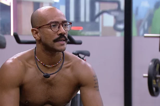 Ricardo sem camisa na academia