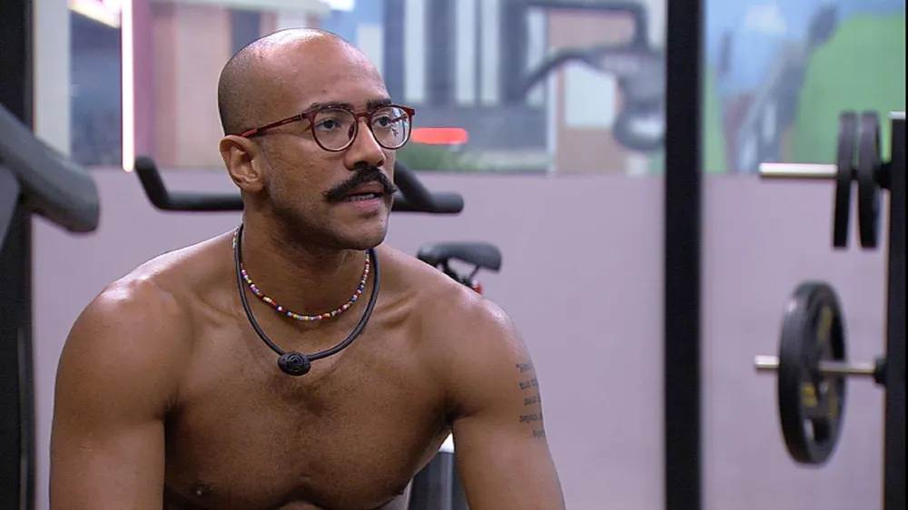 Ricardo sem camisa na academia