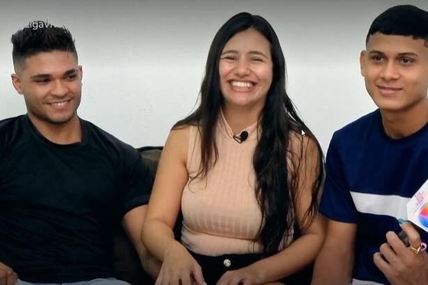 Larissa, influenciadora digital sorrindo ao lado dos seus dois maridos