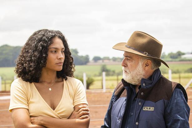 Aline e Antônio se encaram em cena de Terra e Paixão