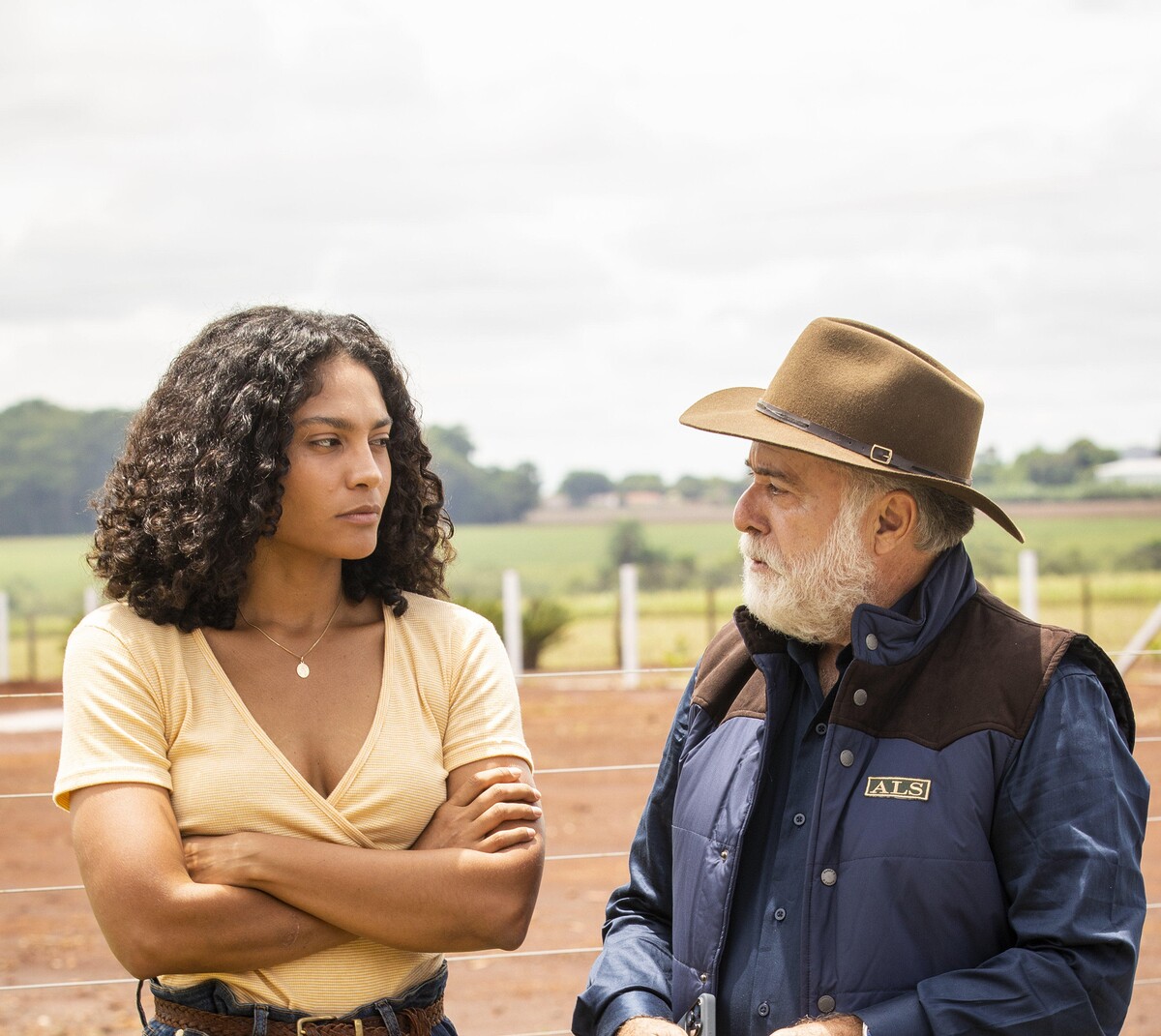 Aline e Antônio se encaram em cena de Terra e Paixão