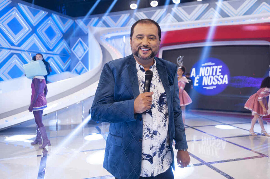 Geraldo Luís segura microfone da Record TV