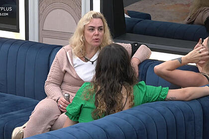 Ana Paula de camisa e calça rosa bebê sentada no sofá ao lado de Faby Monarca e Stephanie