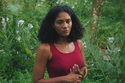 Bárbara Reis, como Aline, em trecho da novela Terra e Paixão