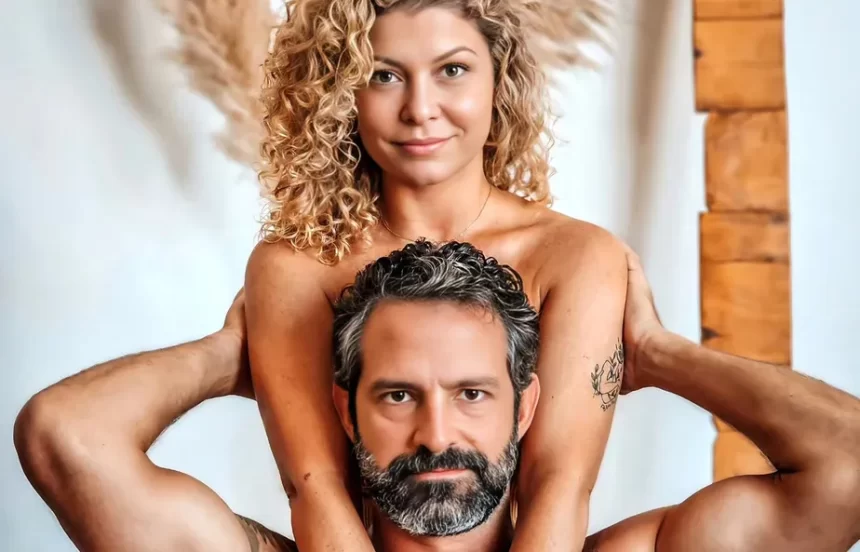 Bárbara Borges com semblante sensual atrás de iran malfitano, sentada, com as mãos nos seios dele