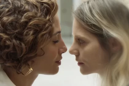 Camila Pitanga e Elisa Volpatto em trecho da cena de beijo lésbico na série Aruanas