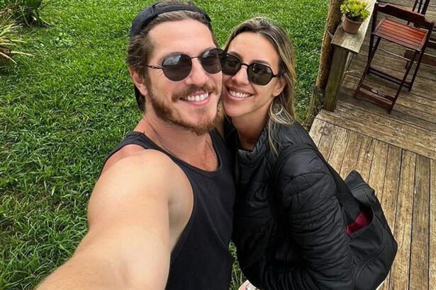 Caio Paduan e Cris Dias juntos, em foto posada para uma selfie