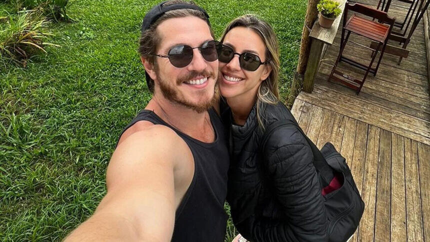 Caio Paduan e Cris Dias juntos, em foto posada para uma selfie