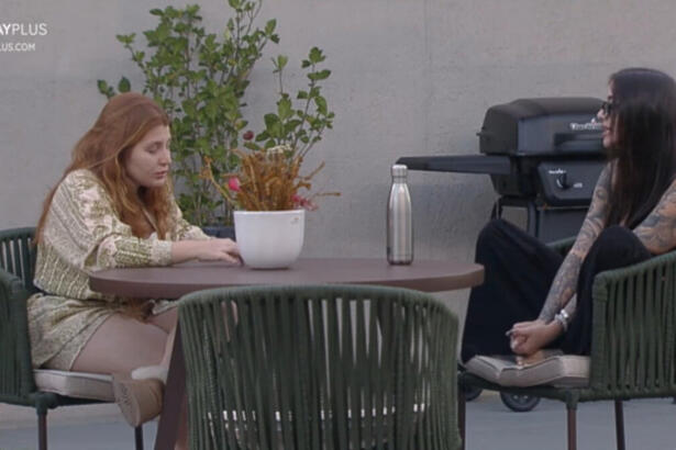 Giulia Garcia e Victoria sentadas na varanda conversando