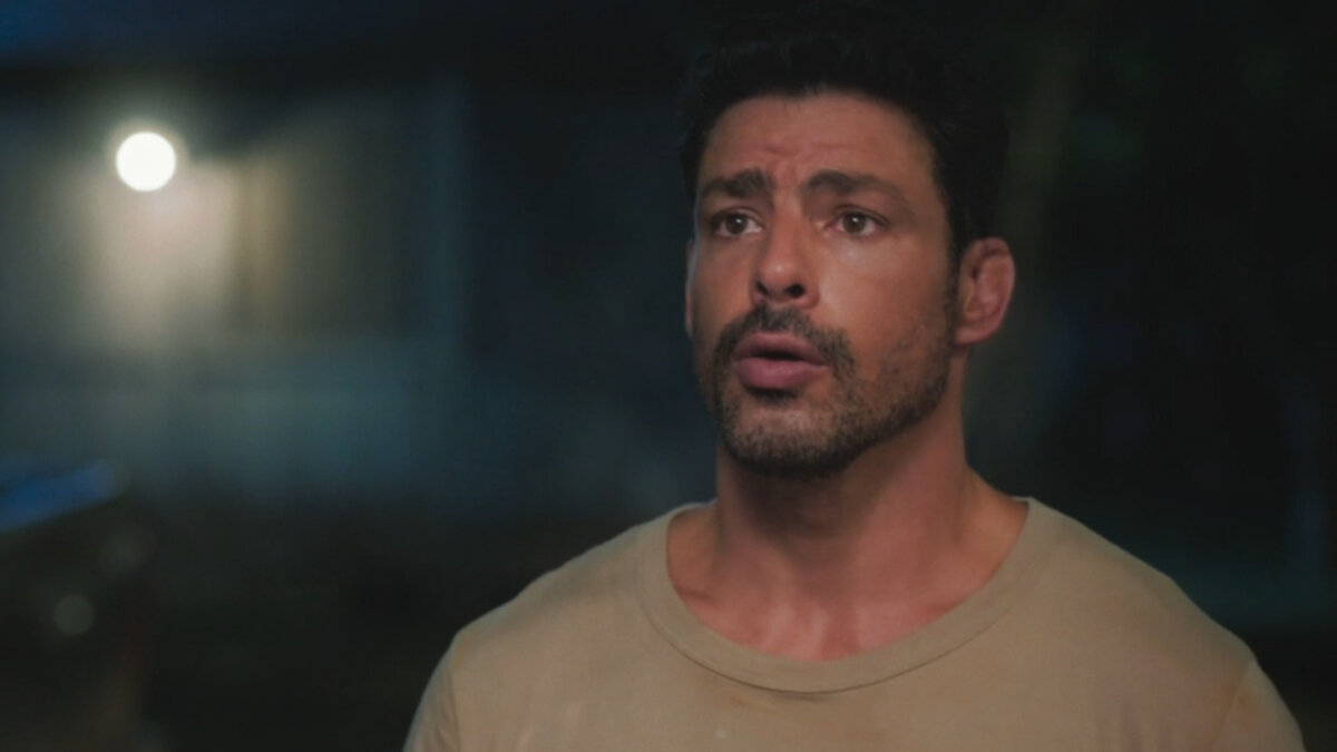 Cauã Reymond, como Caio, em trecho da novela Terra e Paixão