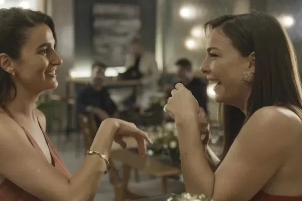 Clara e Helena em cena de Vai na Fé