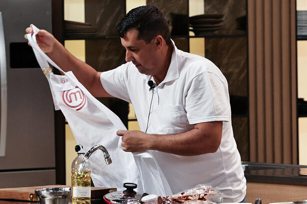 Danilo deixando o avental na bancada após ser eliminado no MasterChef Brasil 10