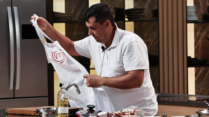 Danilo deixando o avental na bancada após ser eliminado no MasterChef Brasil 10