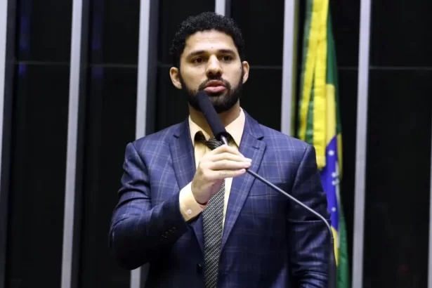 David Miranda em trecho de discurso no púlpito no plenário da câmara dos deputados em Brasília