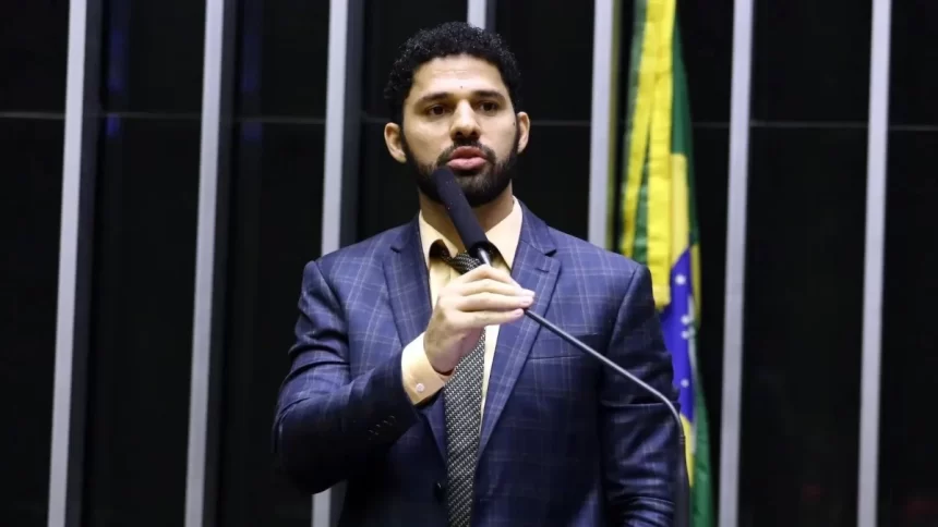 David Miranda em trecho de discurso no púlpito no plenário da câmara dos deputados em Brasília