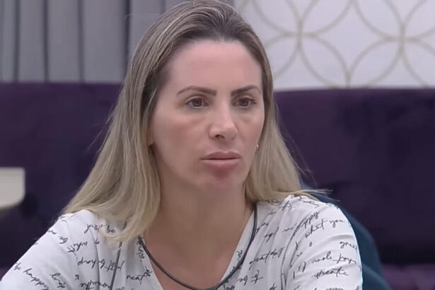 Faby Monarca sentada próxima a pia da cozinha em A Grande Conquista