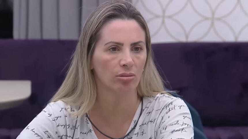 Faby Monarca sentada próxima a pia da cozinha em A Grande Conquista