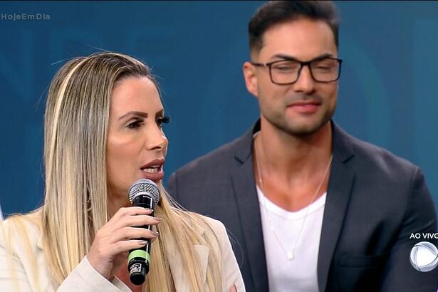 Faby Monarca participando do Hoje em Dia ao lado de outros participantes do A Grande Conquista