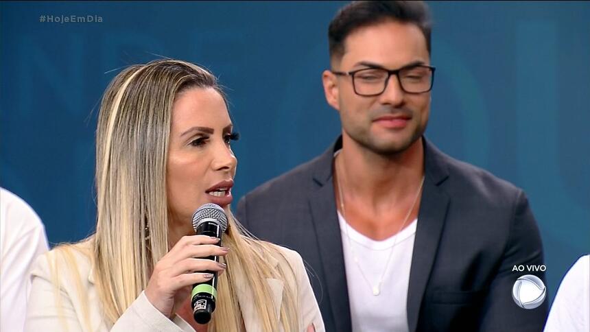 Faby Monarca participando do Hoje em Dia ao lado de outros participantes do A Grande Conquista