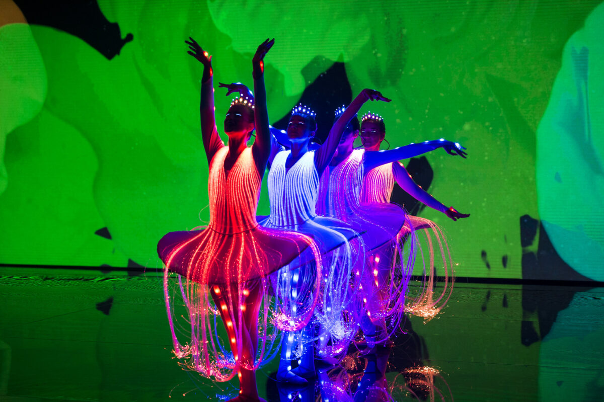 Dançarinos fazem show de luzes no palco do Faustão na Band