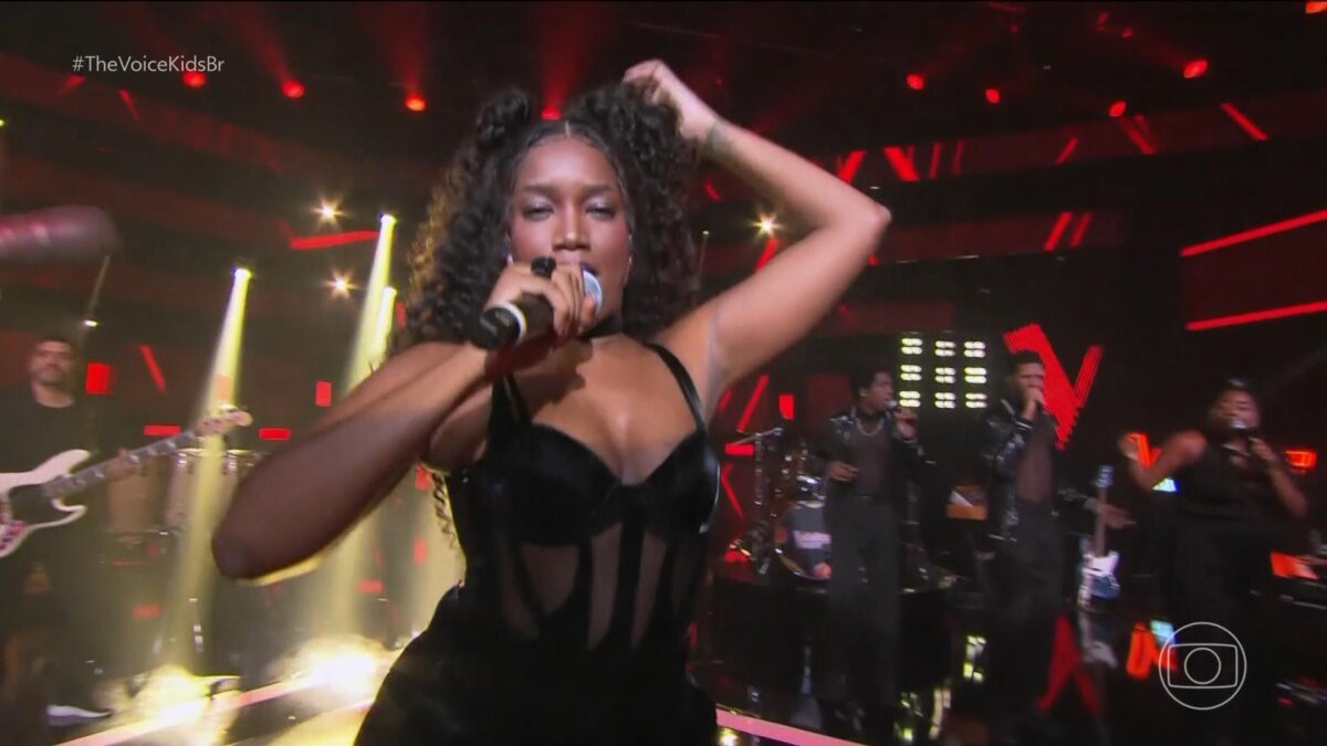 IZA no palco do The Voice Kids 8 cantando Valerie de Amy Winehouse