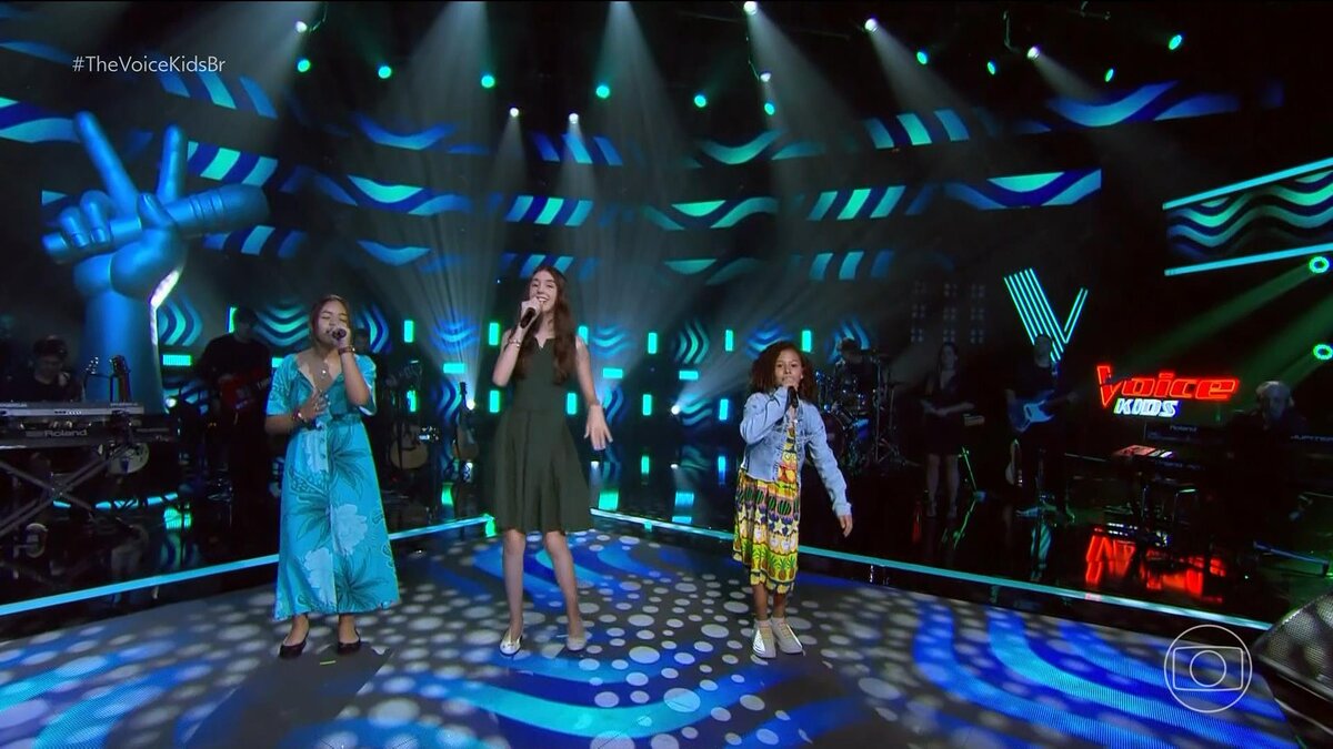 Time Mumu com Isa de Souza, Luiz Lus e Lunna Beatriz no palco das batalhas do The Voice Kids 8