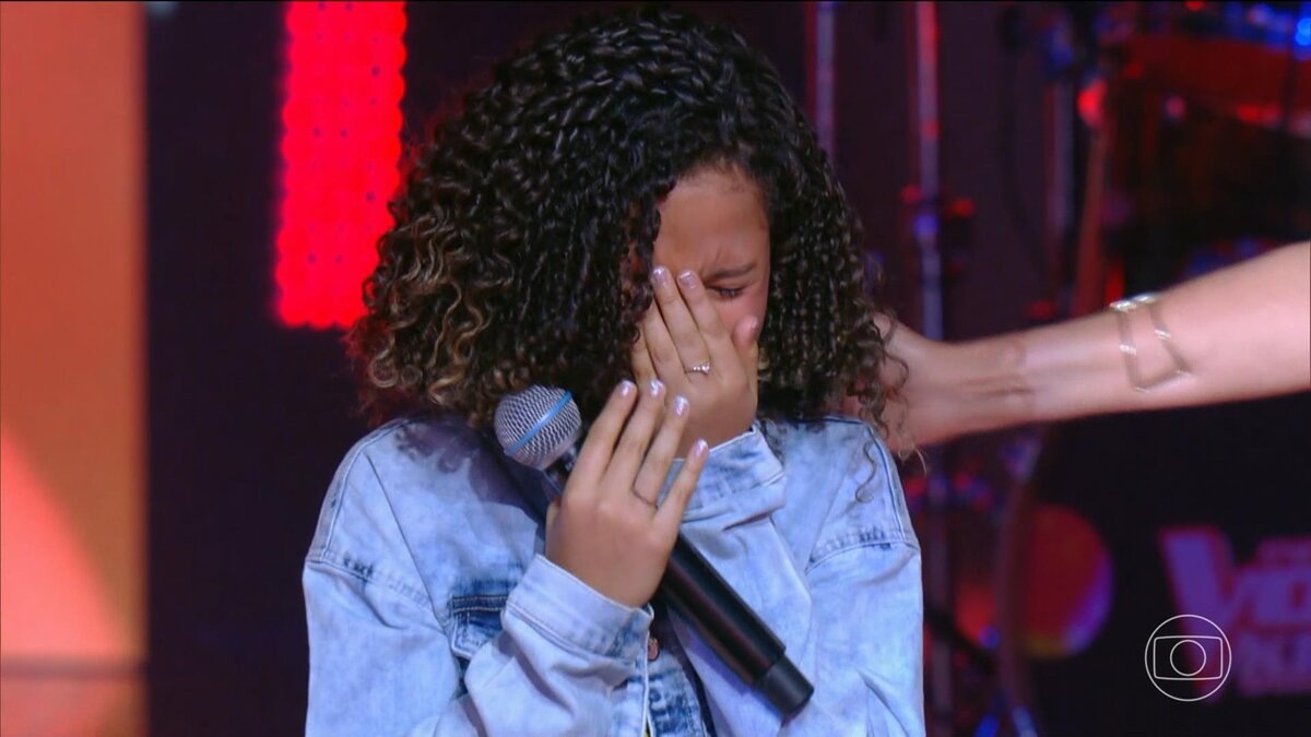 Luanna Beatriz chora no palco do The Voice Kids 8