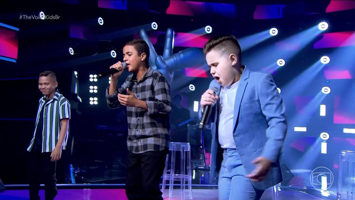 Segundo time de Muuzinho: Ben Medeiros, Luiz Gustavo e The Henrique no palco do The Voice Kids 8