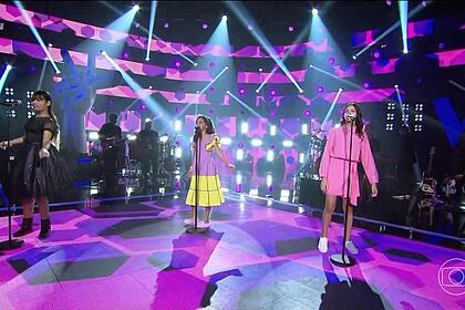 Bia Moura, Giulia Amaral e Mika Donadoni cantam no palco das 'Batalhas' do The Voice Kids 8