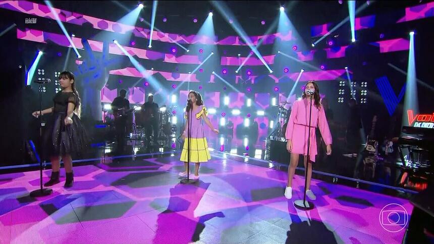 Bia Moura, Giulia Amaral e Mika Donadoni cantam no palco das 'Batalhas' do The Voice Kids 8