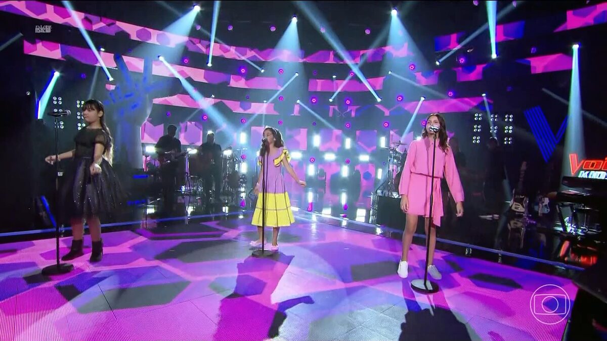 Bia Moura, Giulia Amaral e Mika Donadoni cantam no palco das 'Batalhas' do The Voice Kids 8 