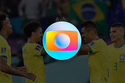 Montagem com o logo da Globo e por trás os jogadores da seleção brasileira dando as mãos
