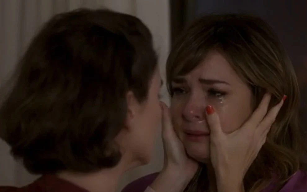 Globo volta a cortar cena de beijo lésbico em Vai na Fé