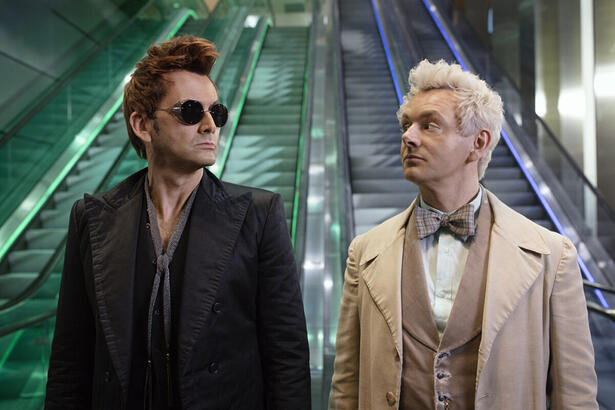 Michael Sheen e David Tennant em trecho da série Good Omens