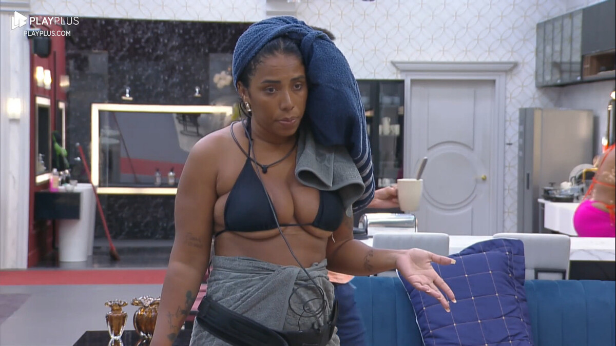Janielle Nogueira com a toalha azul na cabeça e biquine durante discussão com Bruno e Gyselle