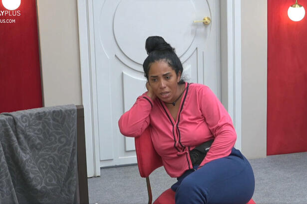 Janielle Nogueira de camisa rosa e calça jeans, sentada durante conversa