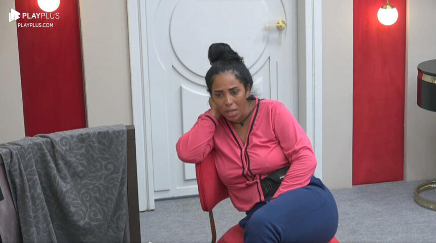 Janielle Nogueira de camisa rosa e calça jeans, sentada durante conversa