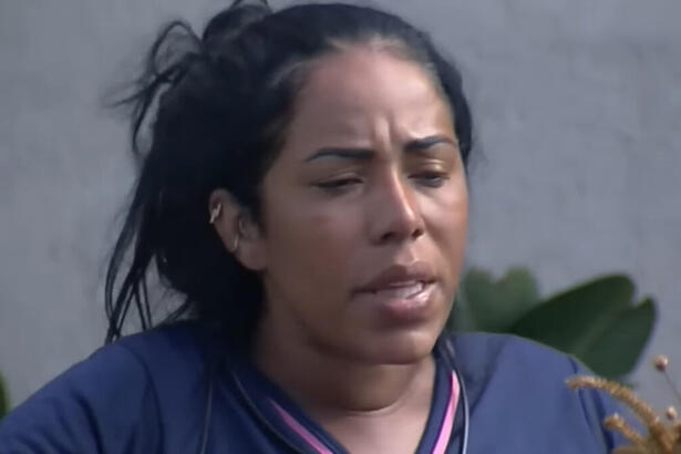 Janielle Nogueira em conversa na área externa do A Grande Conquista