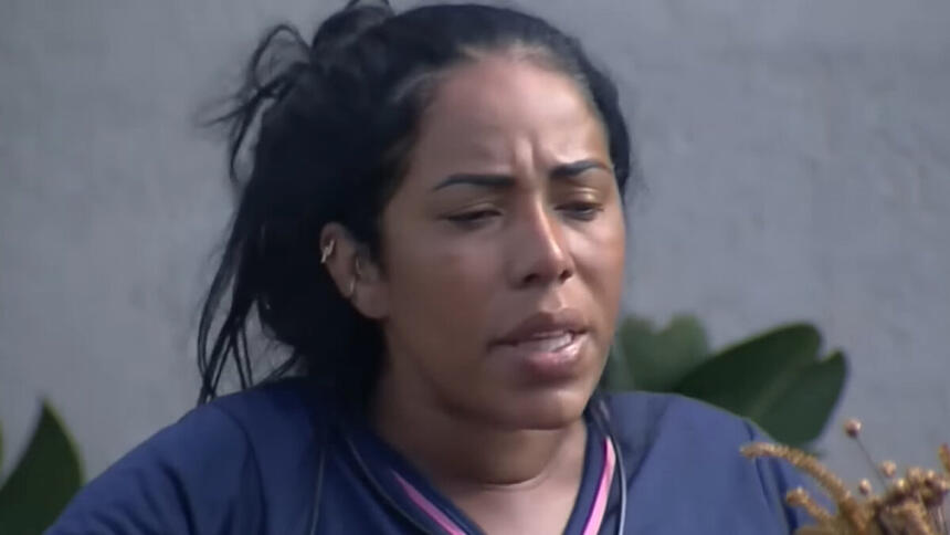 Janielle Nogueira em conversa na área externa do A Grande Conquista