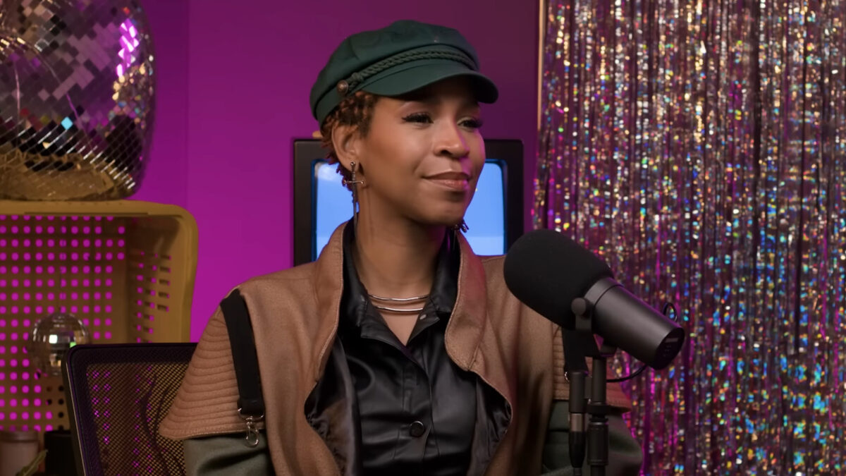 Karol Conká, no estúdio, em frente a um microfone na mesa, em trecho da entrevista ao podcast Acessíveis Cast