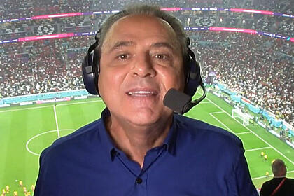 Luís Roberto em trecho de uma transmissão pela TV Globo, de costas para o estádio