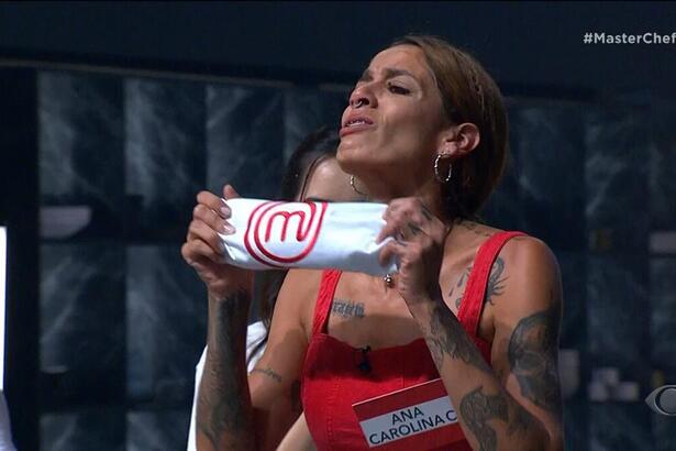 Ana Carolina se emociona com avental que define sua permanência no MasterChef Brasil 10