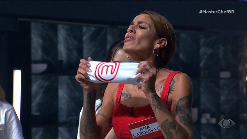 Ana Carolina se emociona com avental que define sua permanência no MasterChef Brasil 10