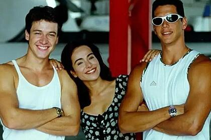 Protagonistas de Malhação 1998 em foto posada de divulgação