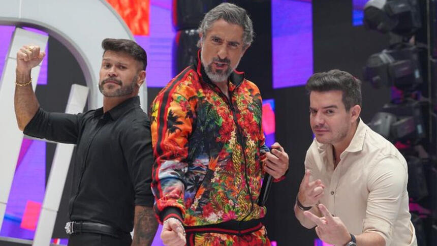 Marcos e Belutti, ao lado de Marcos Mion, no palco do Caldeirão