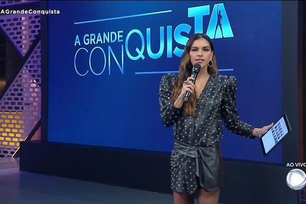 Mariana Rios em frente ao telão, em trecho da estreia do reality A Grande Conquista