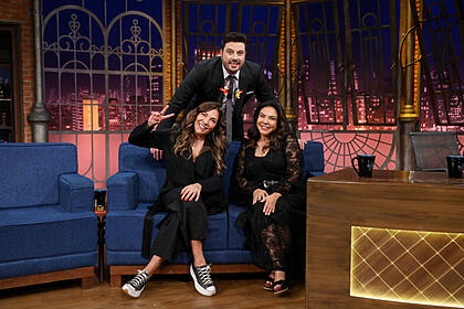 Danilo Gentili abraça Mônica e Magali no cenário do The Noite no SBT