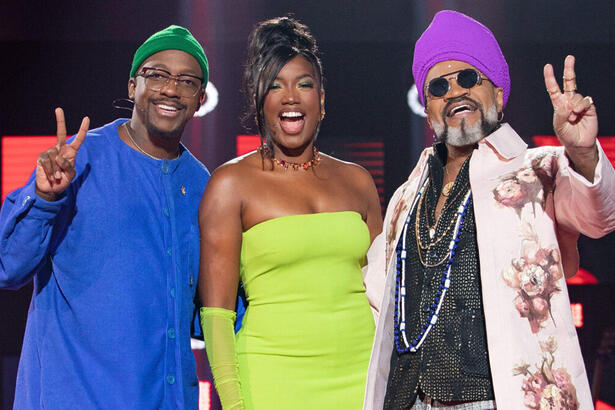 Mumuzinho, Iza e Carlinhos Brown em foto posada no estúdio do The Voice Kids